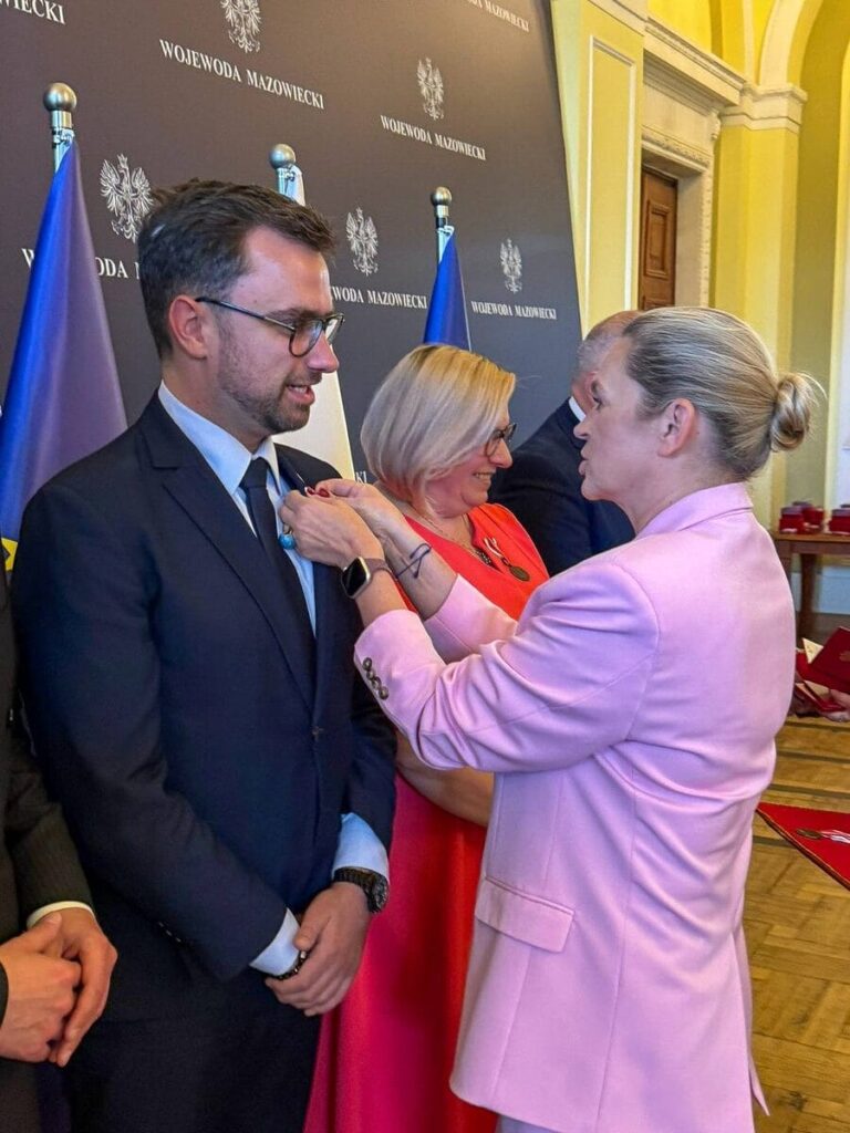 Burmistrz Rafał Dąbrowski odznaczony przez Minister Barbarę Nowacką! 2 Burmistrz Rafał Dąbrowski Odznaczony Przez Minister Barbarę Nowacką!