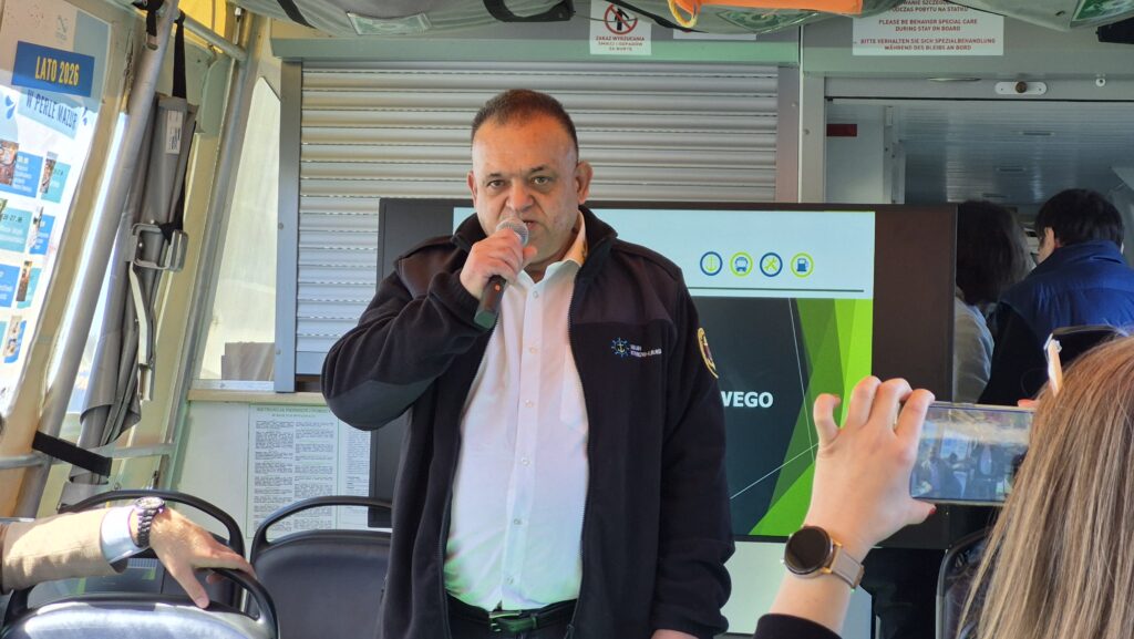 Statek Łabędź zostanie przecięty na pół! Będą dwie reklamy Ostródy i rejsów 2 Statek Łabędź Zostanie Przecięty Na Pół! Będą Dwie Reklamy Ostródy I Rejsów
