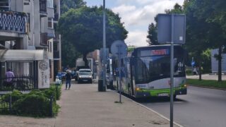 Kolizja miejskiego autobusu i osobówki w Ostródzie