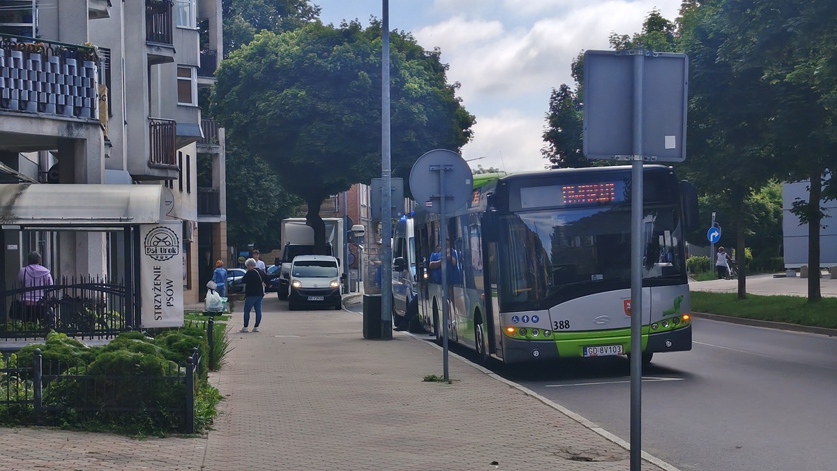 Kolizja miejskiego autobusu i osobówki w Ostródzie 1 Kolizja Miejskiego Autobusu I Osobówki W Ostródzie