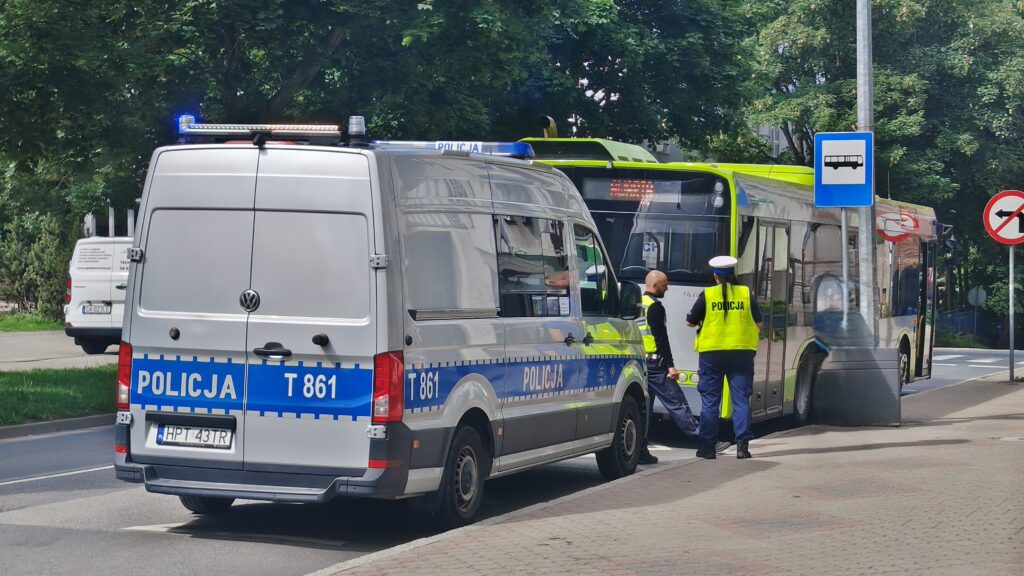 Kolizja miejskiego autobusu i osobówki w Ostródzie 3 Kolizja Miejskiego Autobusu I Osobówki W Ostródzie