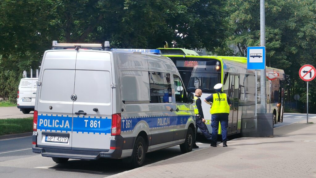 Kolizja miejskiego autobusu i osobówki w Ostródzie 4 Kolizja Miejskiego Autobusu I Osobówki W Ostródzie