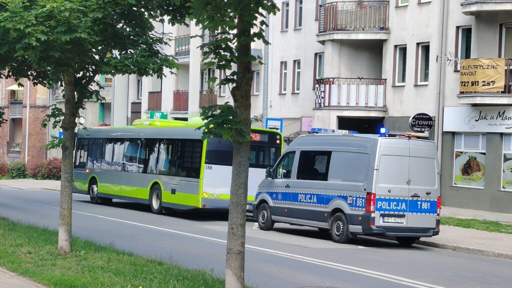Kolizja miejskiego autobusu i osobówki w Ostródzie 5 Kolizja Miejskiego Autobusu I Osobówki W Ostródzie