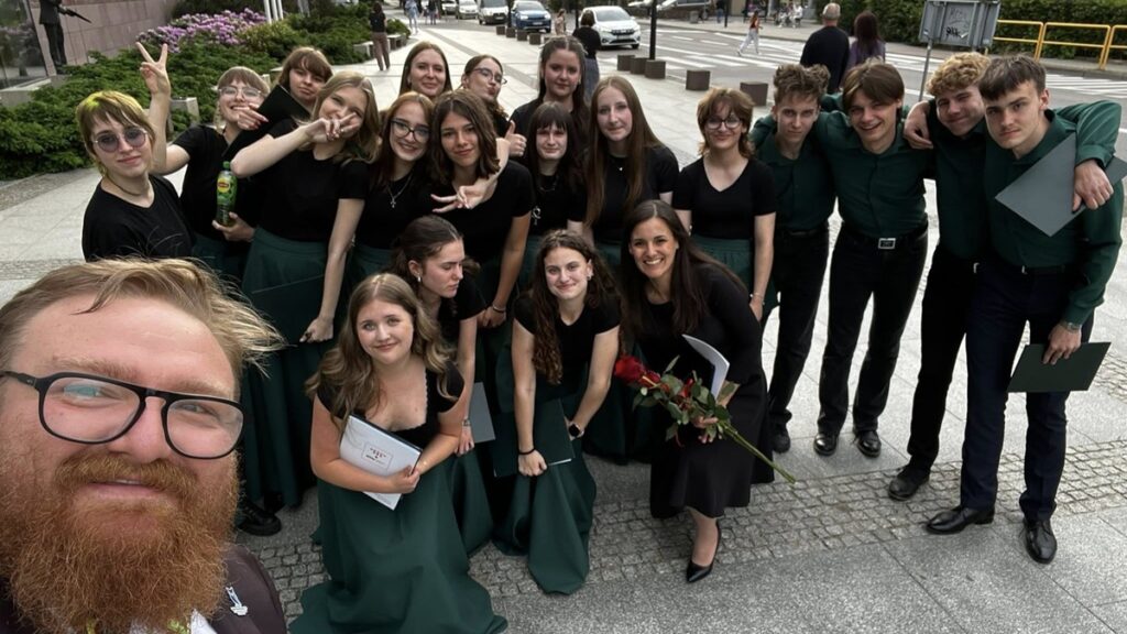 Chór Collegium Vocale z LO Bażyńskiego na finale projektu Śpiewająca Polska 16 Chór Collegium Vocale z LO Bażyńskiego na finale projektu Śpiewająca Polska