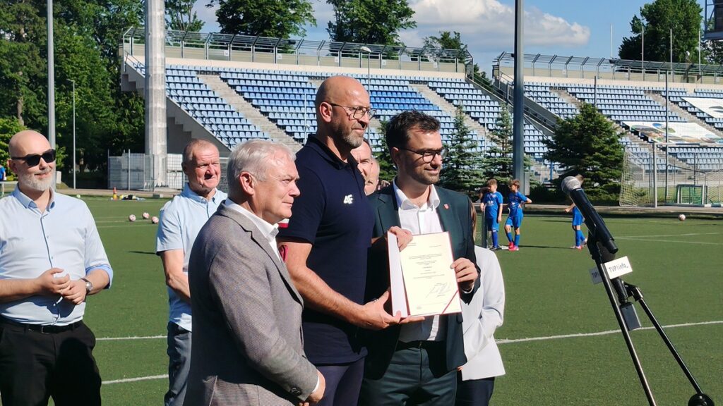 Minister przywiózł dotację — boczne boisko przejdzie remont