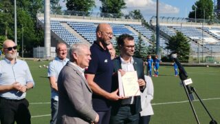 Minister przywiózł dotację — boczne boisko przejdzie remont