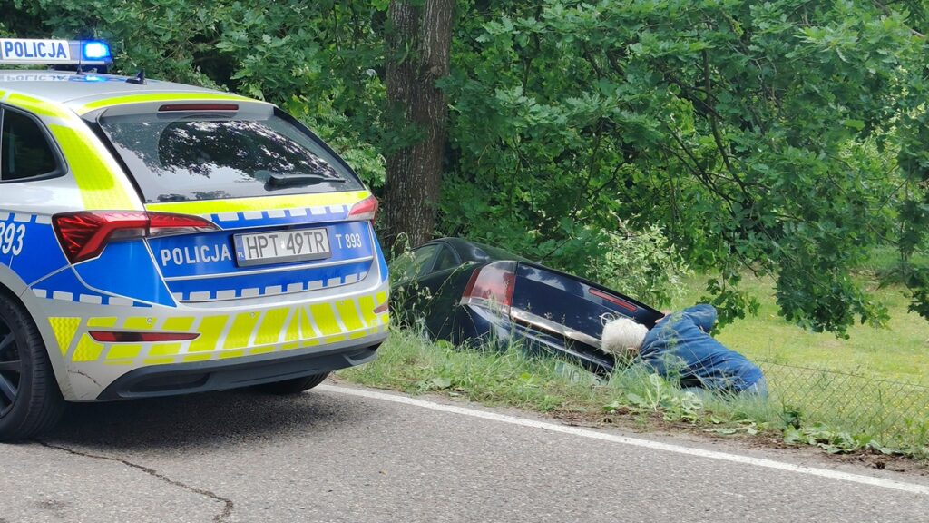 Kolizja w miejscowości Tabórz — osobówka w rowie 20 Kolizja w miejscowości Tabórz — osobówka w rowie