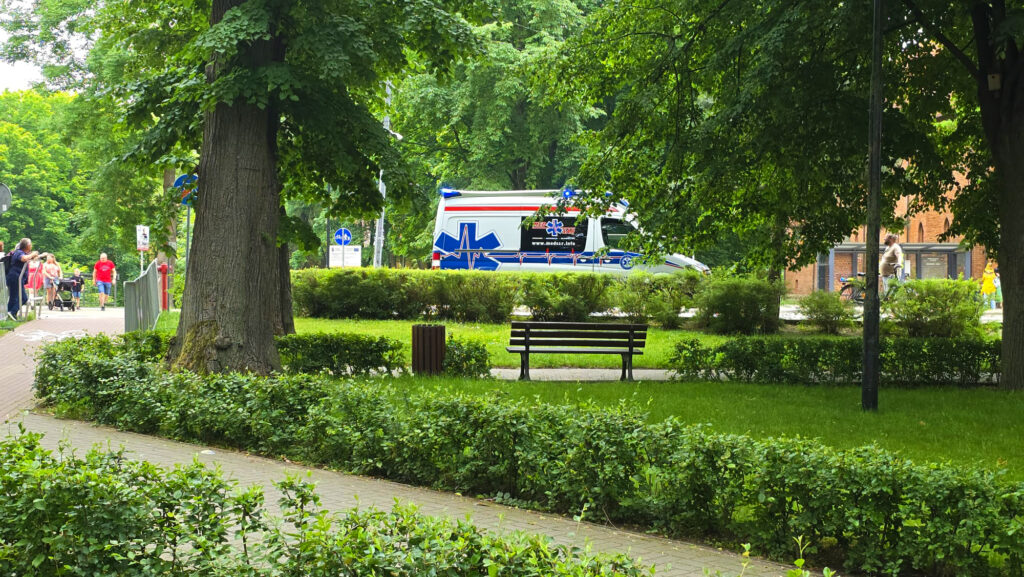 Ratowali biegacza. Wypadł z noszy, a przyczepka quada ratowniczego miała po nim przejechać 3 Uczestnik Półmaratonu W Szpitalu. Ma Złamane 3 Żebra!