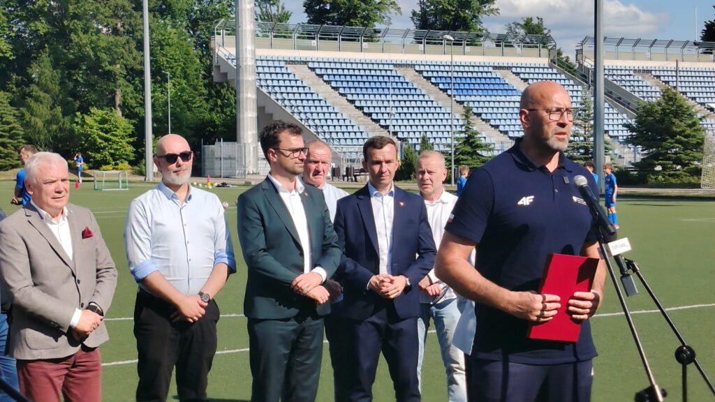 Minister Przywiózł Dotację — Boczne Boisko Przejdzie Remont