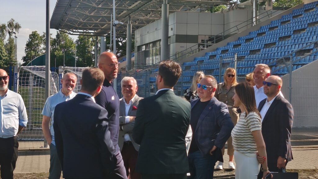 Minister Przywiózł Dotację — Boczne Boisko Przejdzie Remont