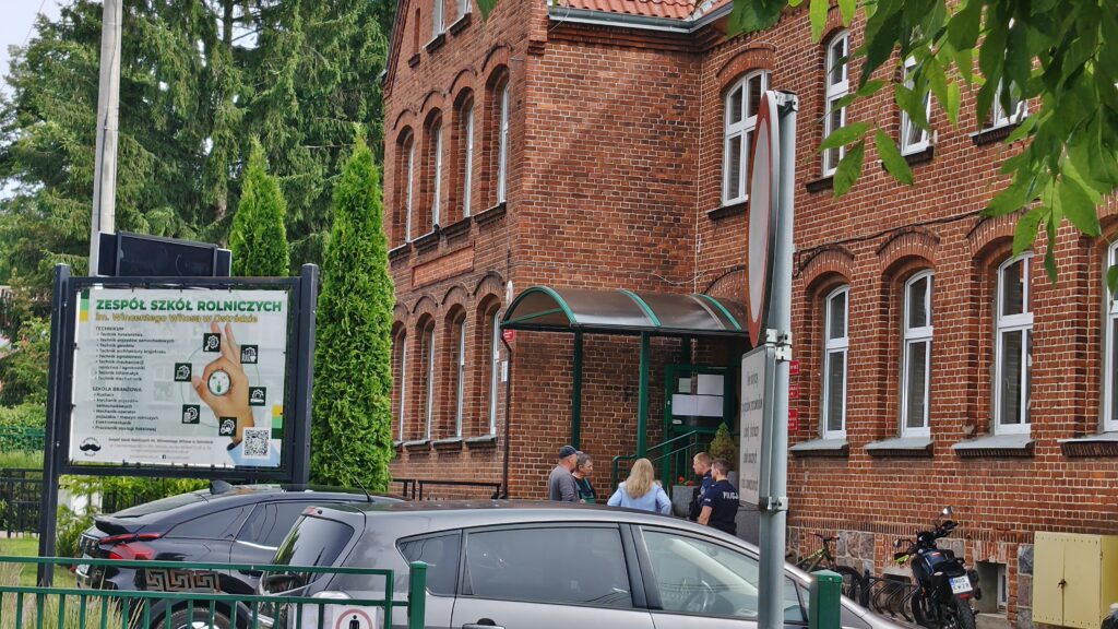 Alarm bombowy w Rolniku. Policja sprawdzała zagrożenie 4 Alarm Bombowy W Rolniku. Policja Sprawdzała Zagrożenie