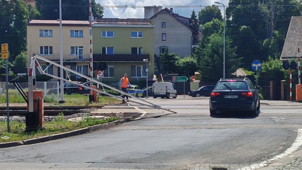 Surowa Kara Dla Kierowcy - Wyłamał Szlaban Kolejowy!