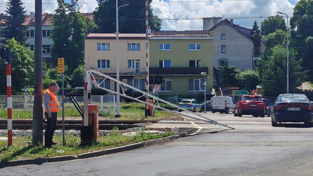 Surowa Kara Dla Kierowcy - Wyłamał Szlaban Kolejowy!