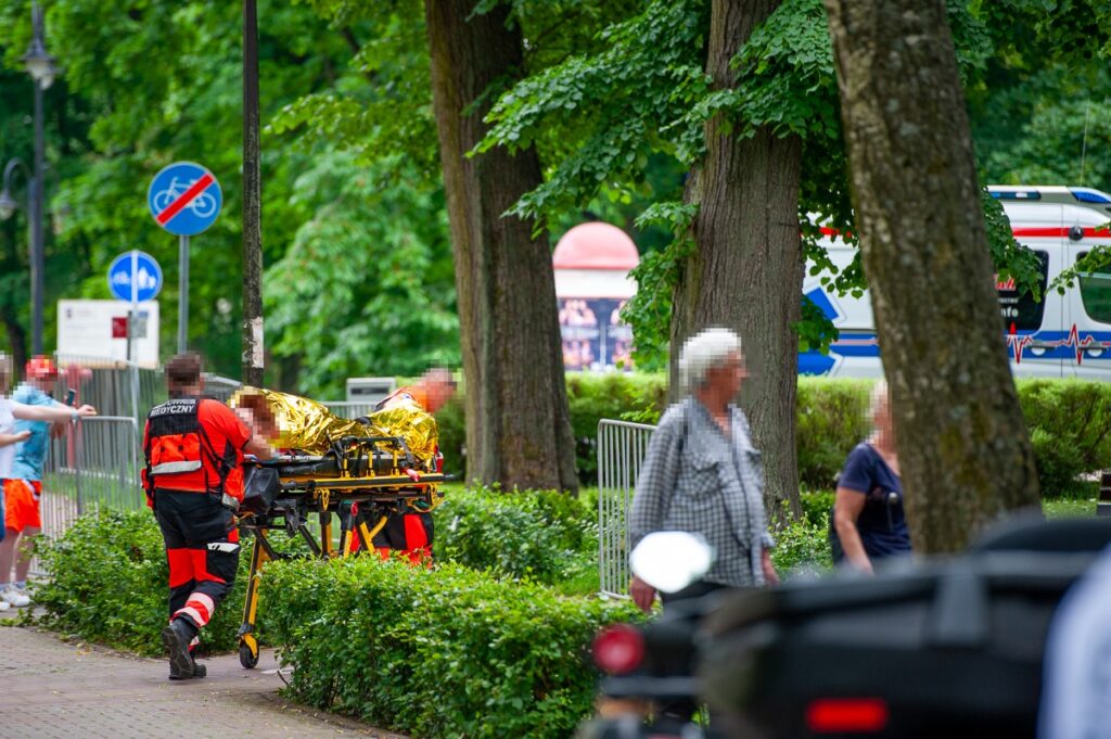 Ratowali biegacza. Wypadł z noszy, a przyczepka quada ratowniczego miała po nim przejechać 2 Wypadek