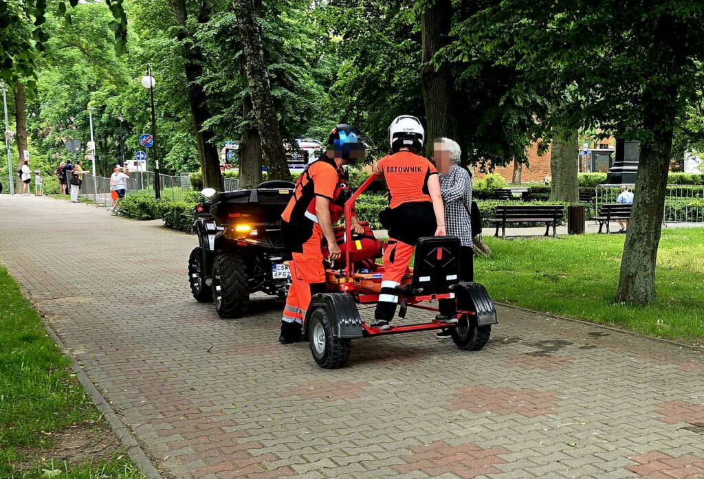 Ratowali biegacza. Wypadł z noszy, a przyczepka quada ratowniczego miała po nim przejechać 4 Półmaraton, Wypadek Quad