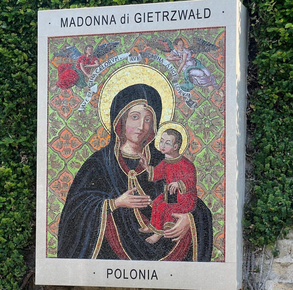 Wizerunek Matki Bożej Gietrzwałdzkiej w Ogrodach Watykańskich 2 Wizerunek Matki Bożej Gietrzwałdzkiej W Ogrodach Watykańskich