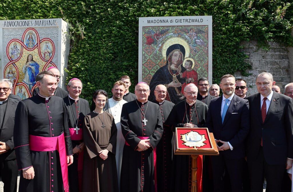 Wizerunek Matki Bożej Gietrzwałdzkiej w Ogrodach Watykańskich 3 Wizerunek Matki Bożej Gietrzwałdzkiej W Ogrodach Watykańskich