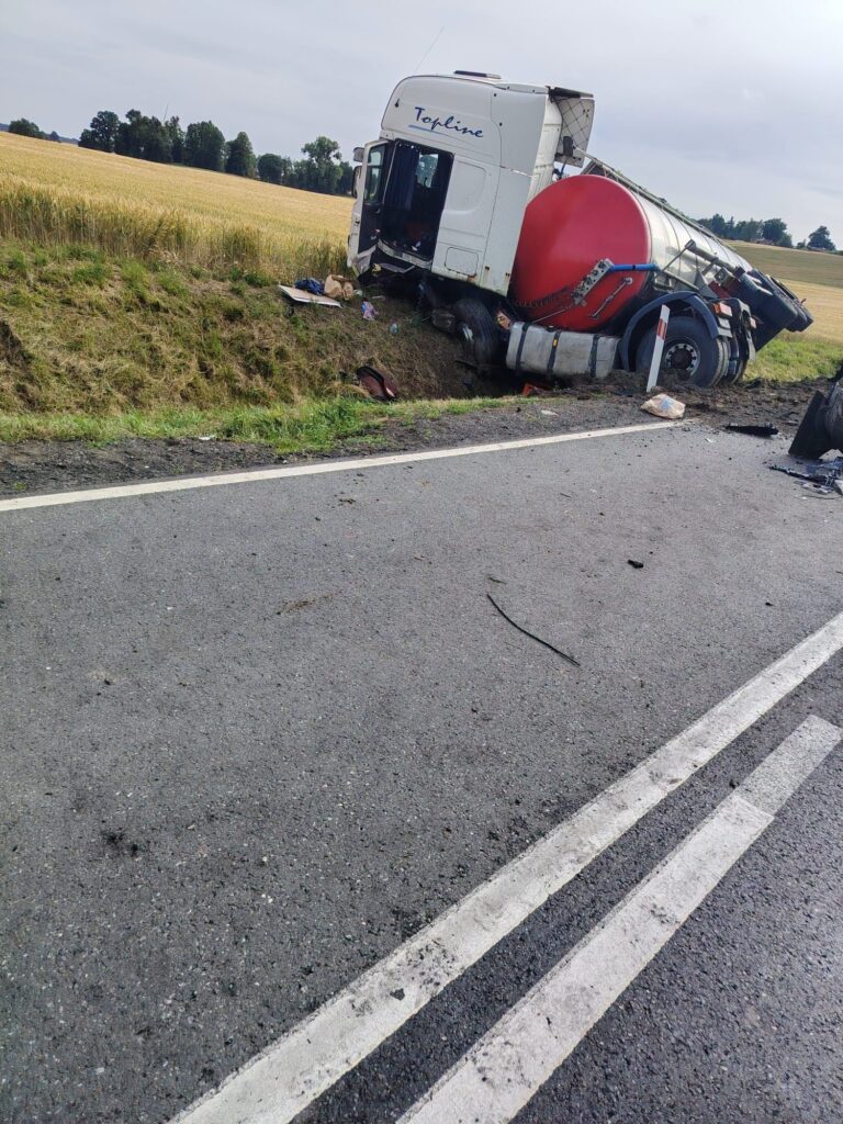 Śmiertelny wypadek w Jędrychowie. Zderzenie ciężarówki i osobówki! 2 Śmiertelny Wypadek W Jędrychowie. Zderzenie Ciężarówki I Osobówki!
