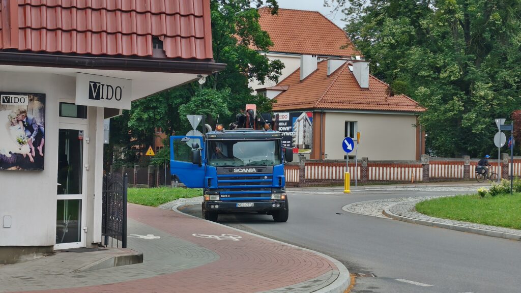 Wystrzał Opony W Ciężarówce Na Rondzie W Ostródzie