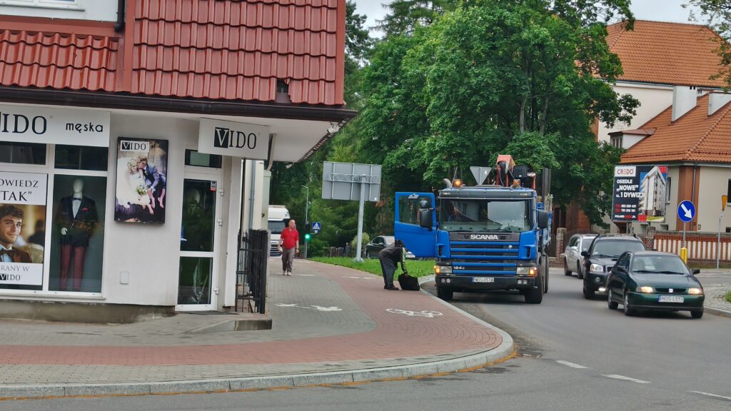 Wystrzał Opony W Ciężarówce Na Rondzie W Ostródzie