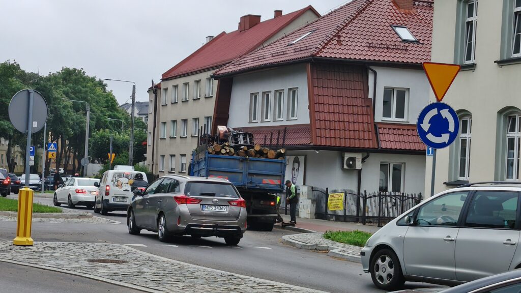 Wystrzał Opony W Ciężarówce Na Rondzie W Ostródzie