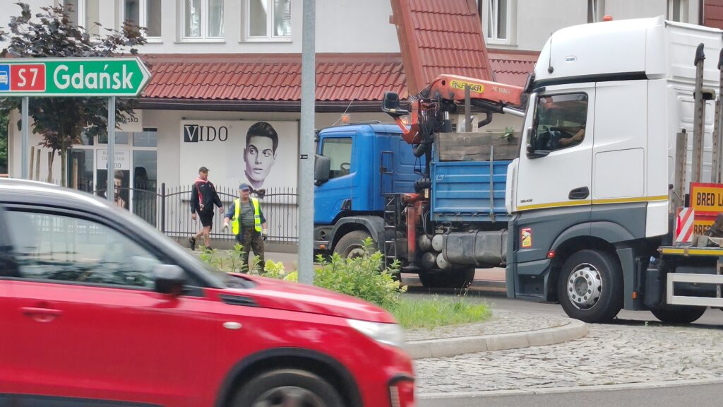 Wystrzał Opony W Ciężarówce Na Rondzie W Ostródzie