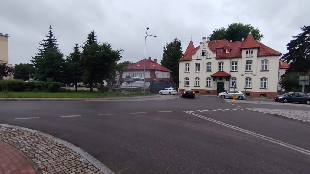 Wystrzał Opony W Ciężarówce Na Rondzie W Ostródzie