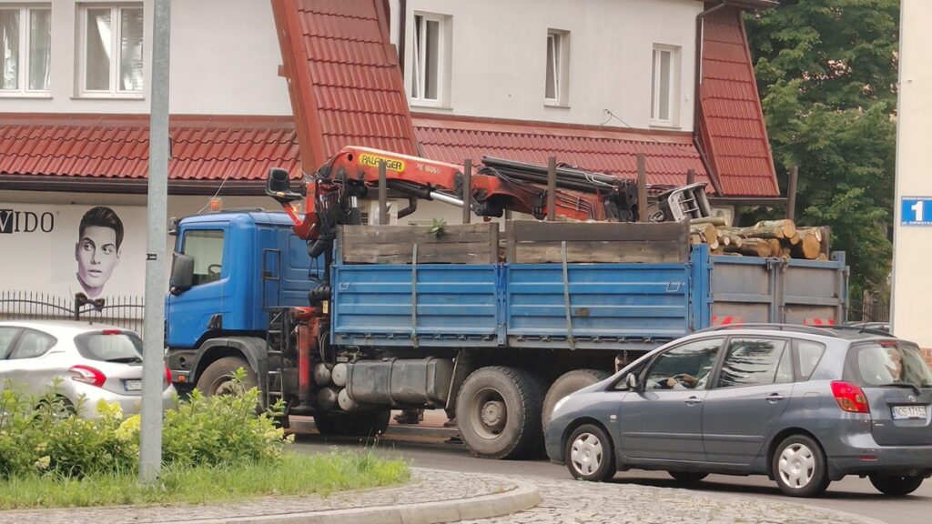 Wystrzał opony w ciężarówce na rondzie w Ostródzie