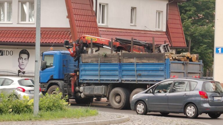 Wystrzał Opony W Ciężarówce Na Rondzie W Ostródzie