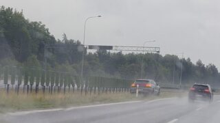 Porsche uderzyło w bariery na S7 pod Ostródą — kierowca ukarany mandatem