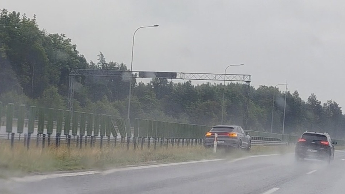 Porsche Uderzyło W Bariery Na S7 Pod Ostródą — Kierowca Ukarany Mandatem
