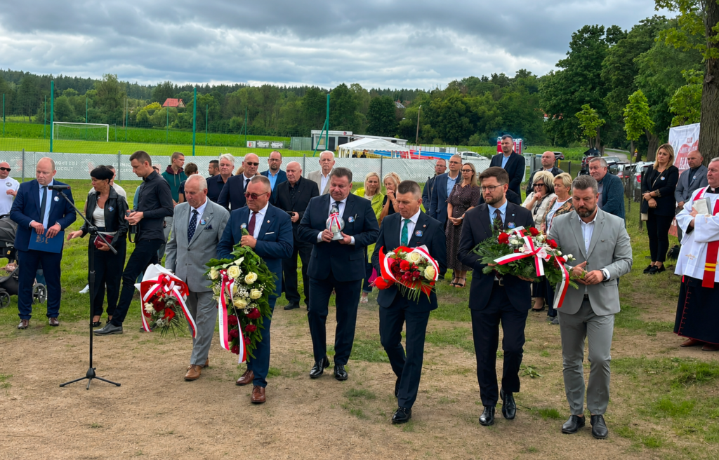 „Pamiętamy i zawsze będziemy pamiętać”. W Turznicy odsłonięto monument poświęcony ofiarom ludobójstwa na Kresach 5 Uczestnicy Uroczystości Zmierzają, By Złożyć Kwiaty, Wieńce I Znicze Przed Monumentem Pamięci. Od Lewej: Senator Rp Gustaw Marek Brzezin, Przewodniczący Sejmiku Województwa Warmińsko-Mazurskiego Bogdan Bartnicki, Zastępca Wójta Gminy Ostróda Grzegorz Kastrau, Wójt Gminy Ostróda Bogusław Fijas, Poseł Na Sejm Rp Andrzej Śliwka Oraz Przewodniczący Klubu „Gazety Polskiej” W Ostródzie Kamil Prusinowski.