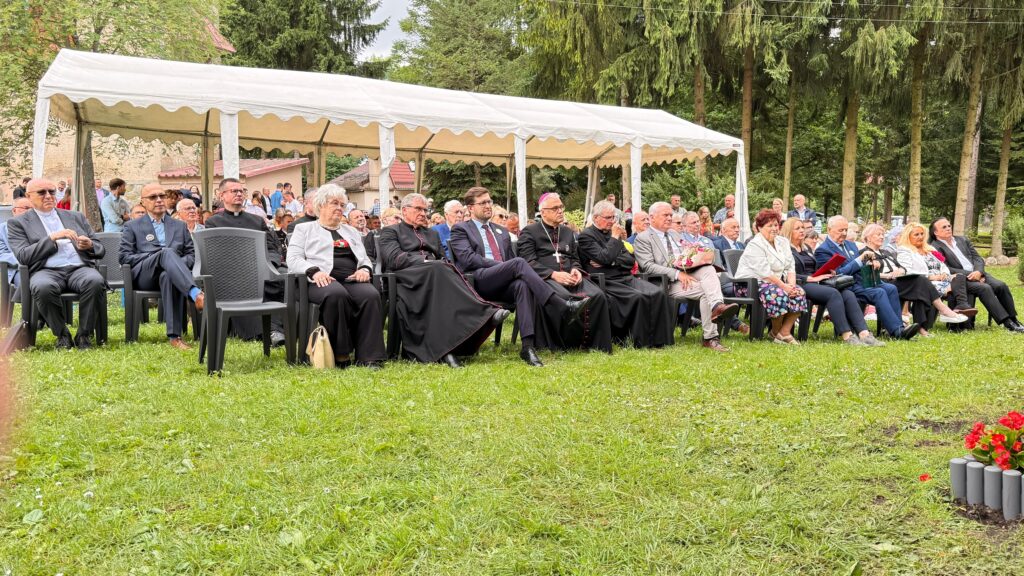 Uczestnicy Obchodów 80-Lecia Domu Dla Dzieci Im. Sybiraków Na Dziedzińcu W Szymonowie