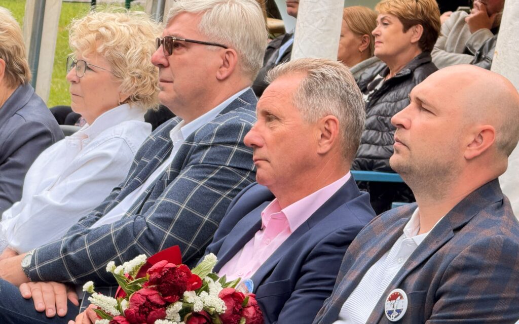 Uczestnicy Obchodów 80-Lecia Domu Dla Dzieci Im. Sybiraków Na Dziedzińcu W Szymonowie