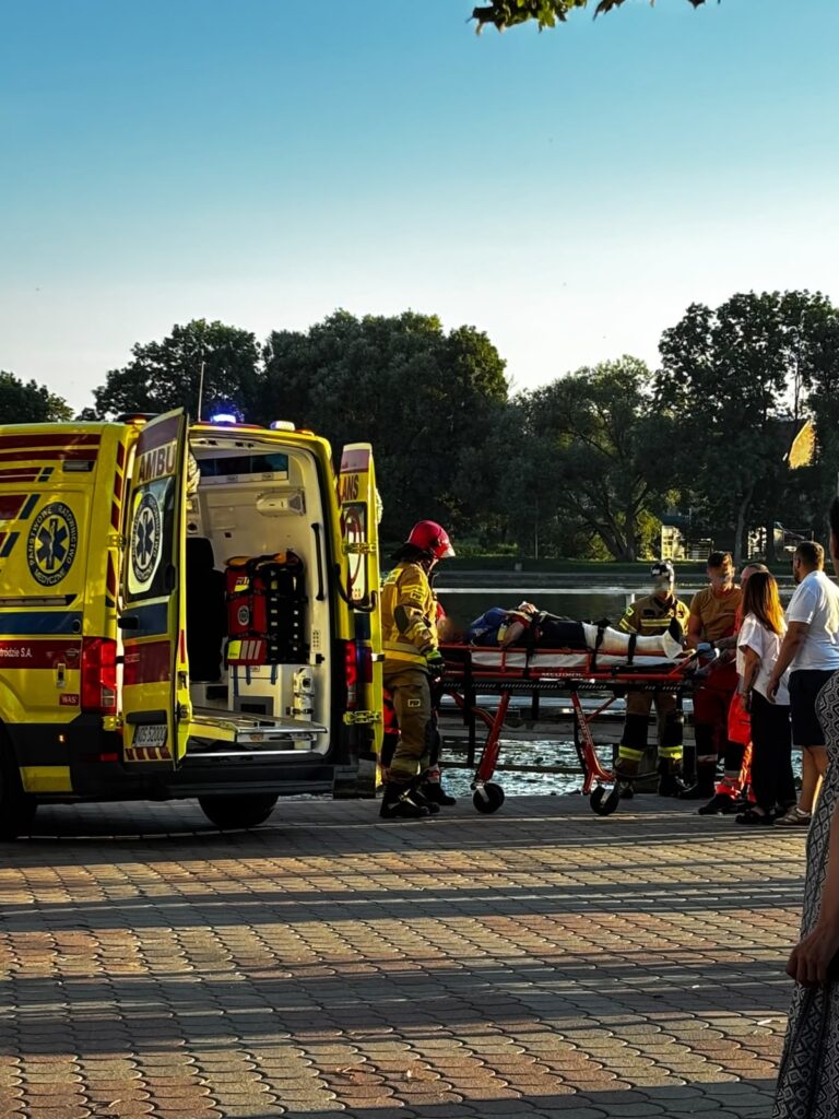 Akcja Służb Nad Jeziorem Drwęckim. Seniorka Spadła Z Bulwaru Europejskiego