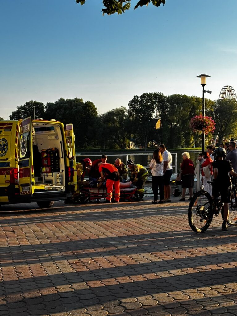 Akcja Służb Nad Jeziorem Drwęckim. Seniorka Spadła Z Bulwaru Europejskiego