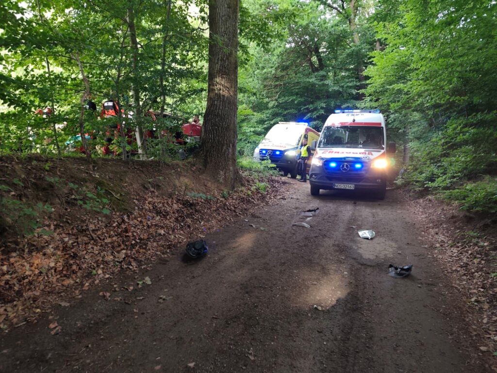 Wypadek: Samochód uderzył w drzewo. Cztery osoby poszkodowane, interweniuje LPR 2 Wypadek: Samochód Uderzył W Drzewo. Cztery Osoby Poszkodowane, Interweniuje Lpr