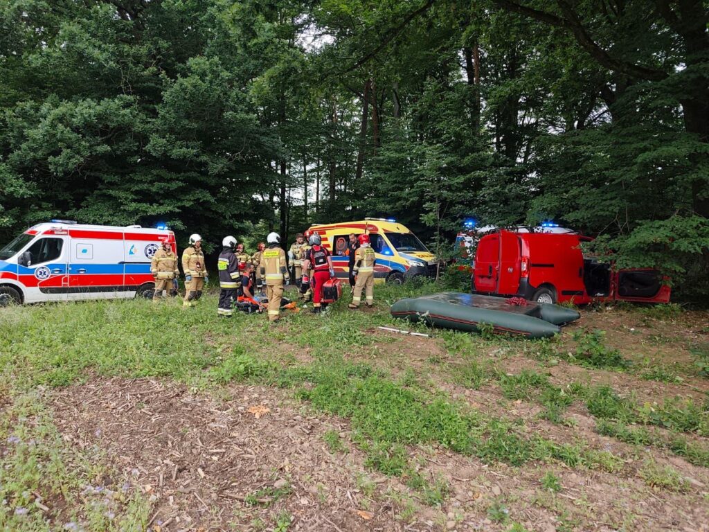 Wypadek: Samochód uderzył w drzewo. Cztery osoby poszkodowane, interweniuje LPR 4 Wypadek: Samochód Uderzył W Drzewo. Cztery Osoby Poszkodowane, Interweniuje Lpr