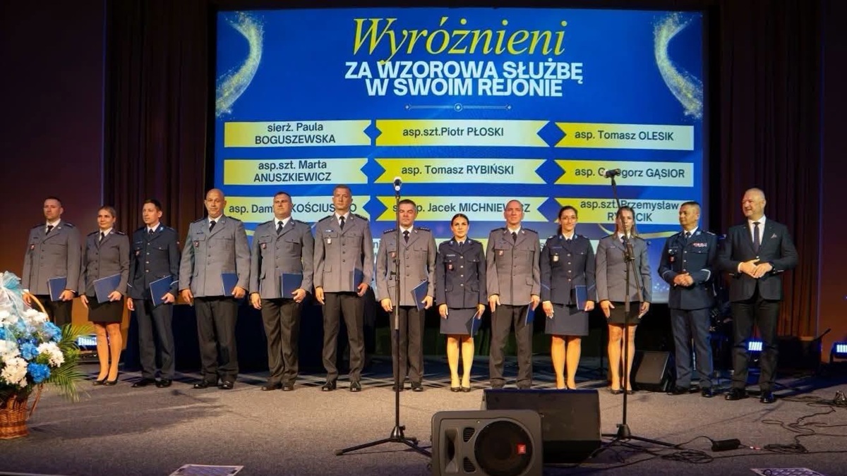 Dzielnicowi Piotr Płoski i Marek Olszewski docenieni ze swoją pracę w policji 1 Dzielnicowi Piotr Płoski I Marek Olszewski Docenieni Ze Swoją Pracę W Policji