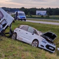 Wypadek na ekspresowej S7! Osobówka z przyczepą turystyczną zjechała do rowu 8 Wypadek Na Ekspresowej S7! Osobówka Z Przyczepą Turystyczną Zjechała Do Rowu