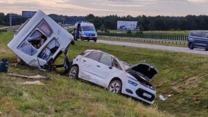 Wypadek na ekspresowej S7! Osobówka z przyczepą turystyczną zjechała do rowu 19 Wypadek Na Ekspresowej S7! Osobówka Z Przyczepą Turystyczną Zjechała Do Rowu