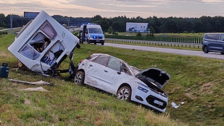 Wypadek Na Ekspresowej S7! Osobówka Z Przyczepą Turystyczną Zjechała Do Rowu