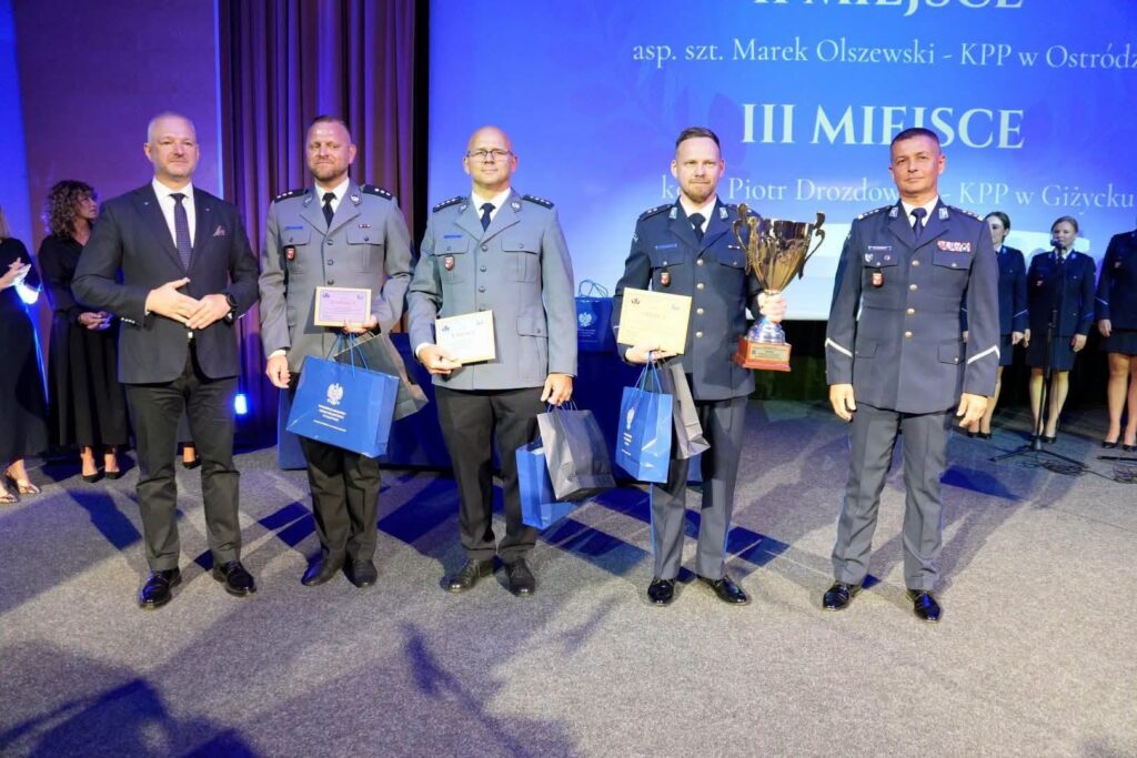 Dzielnicowi Piotr Płoski i Marek Olszewski docenieni ze swoją pracę w policji 4 Dzielnicowi Piotr Płoski I Marek Olszewski Docenieni Ze Swoją Pracę W Policji