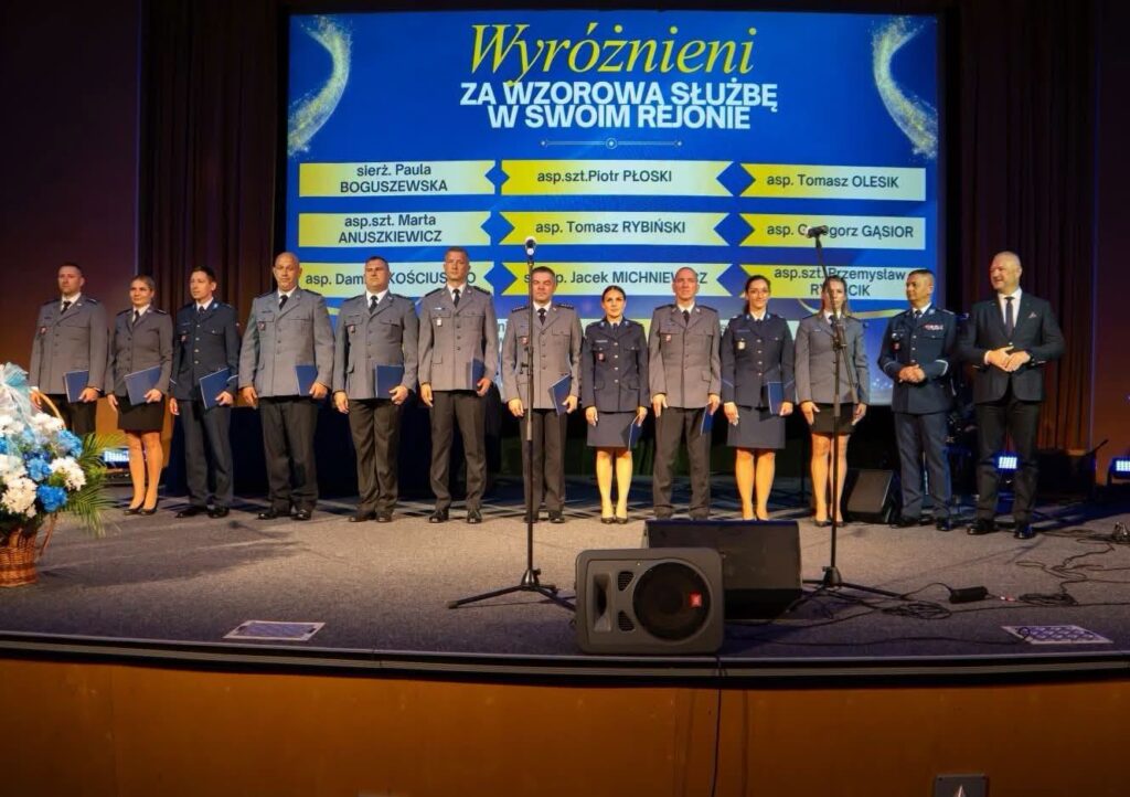 Dzielnicowi Piotr Płoski i Marek Olszewski docenieni ze swoją pracę w policji 3 Dzielnicowi Piotr Płoski I Marek Olszewski Docenieni Ze Swoją Pracę W Policji