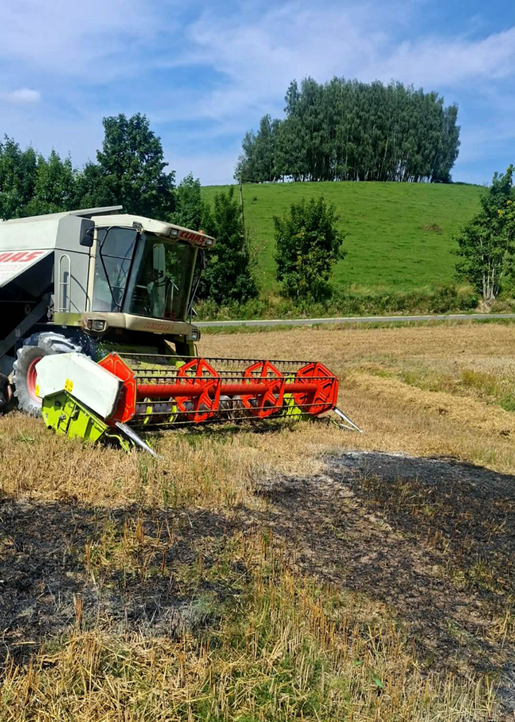 Kombajn zapalił się w Pieszkowie. 2 zastępy straży walczyły z ogniem 3 Kombajn Podczas Pożaru Rżyska W Pieszkowie