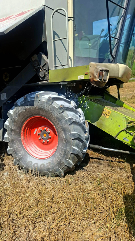 Kombajn zapalił się w Pieszkowie. 2 zastępy straży walczyły z ogniem 4 Kombajn Podczas Pożaru Rżyska W Pieszkowie