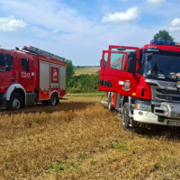 Kombajn zapalił się w Pieszkowie. 2 zastępy straży walczyły z ogniem 13 Kombajn Podczas Pożaru Rżyska W Pieszkowie