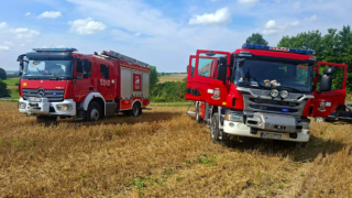 Kombajn podczas pożaru rżyska w Pieszkowie