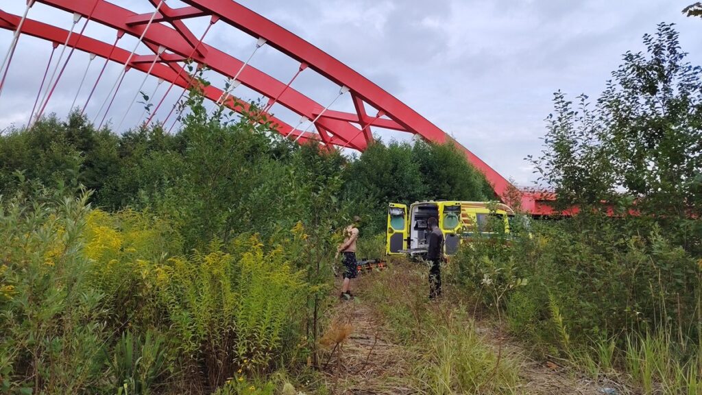 Mężczyzna skoczył z Mostu Niepodległości. Zrobił to dla szpanu! 21 Mężczyzna skoczył z Mostu Niepodległości. Zrobił to dla szpanu!