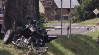 13-latek uderzył quadem w drzewo w Wygodzie w gminie Ostróda
